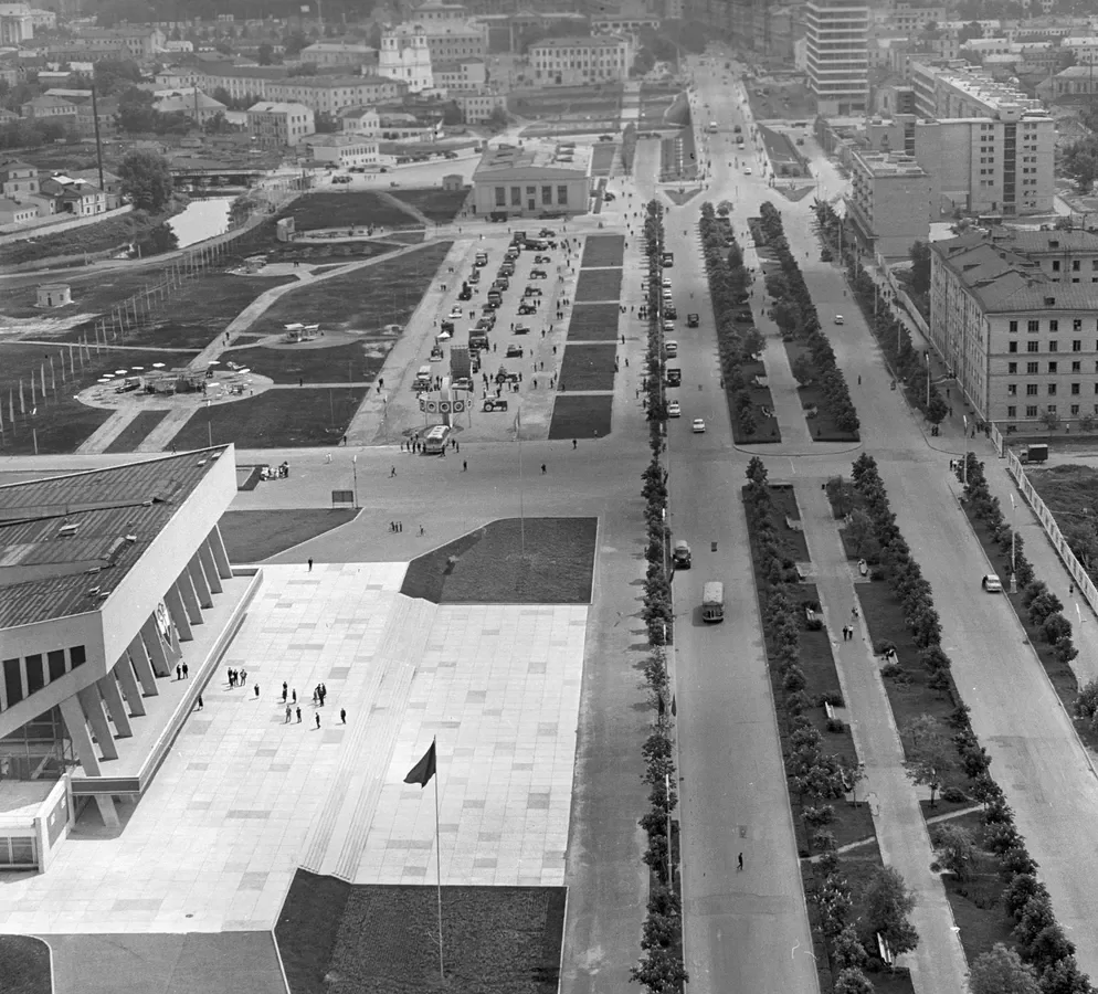 Облик Парковой магистрали (позже проспект Машерова, теперь - проспект Победителей) начал складываться в 1960-е, в частности, появился Дворец спорта.