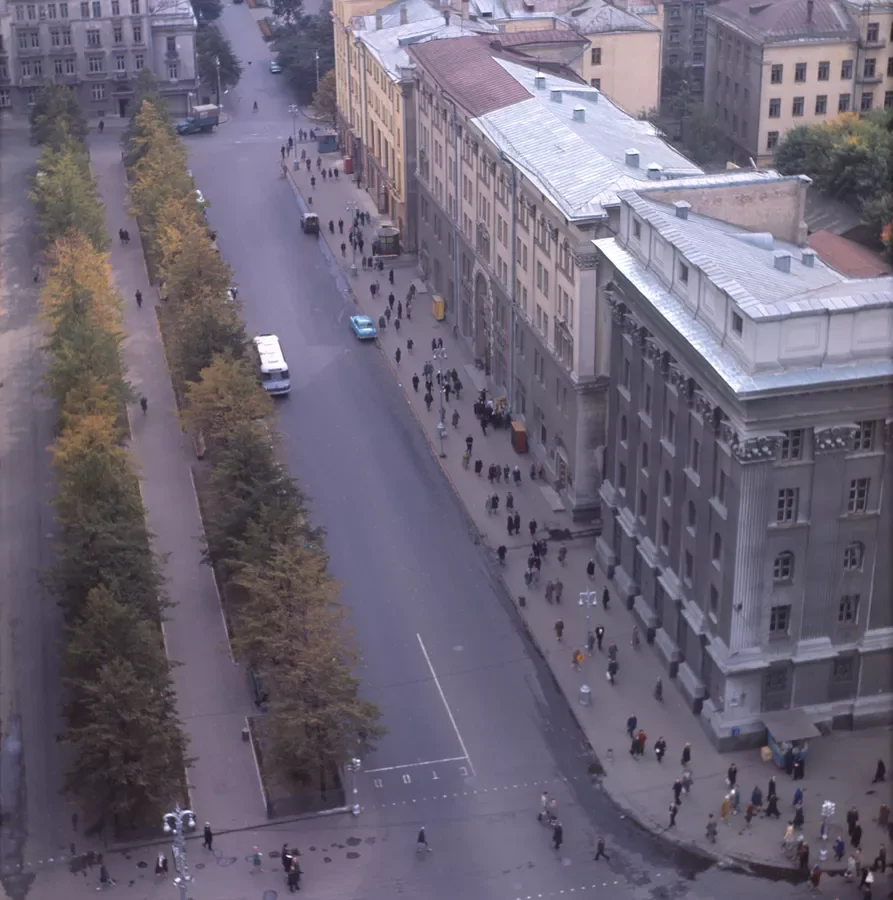 Улица Ленина в 1967-м. Справа внизу - здание Нацбанка.