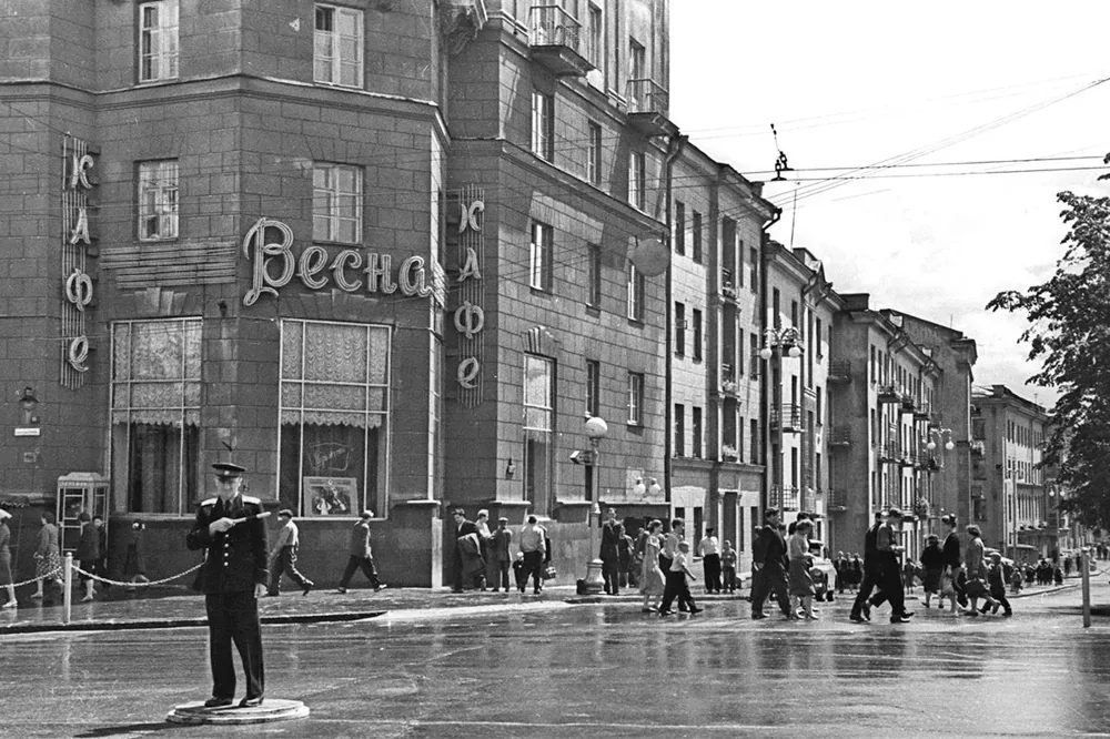 Дорожный постовой у знаменитого кафе "Весна" в 1963-м. Оно открылось в 1954 году и радовало несколько поколений минчан - вплоть до 1993-го.