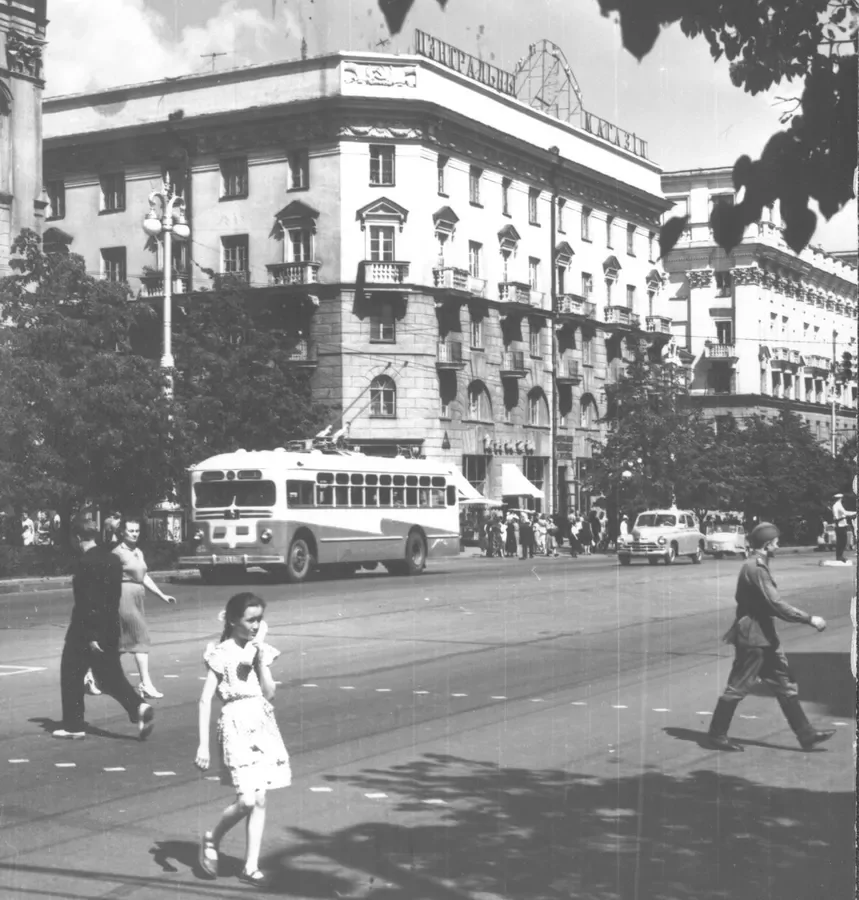 "Цэнтральная кнігарня" и Ленинский проспект.