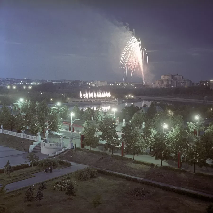 Праздничный салют традиционно гремел над Свислочью. 