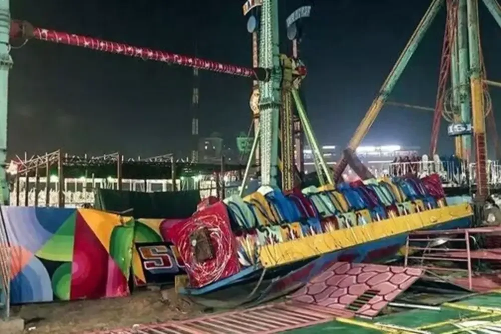 В Индии обрушился аттракцион с людьми