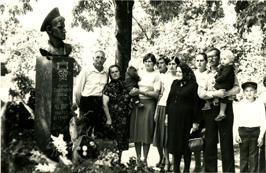 1981 год. У памятника Герою Советского Союза Николаю Чепику
