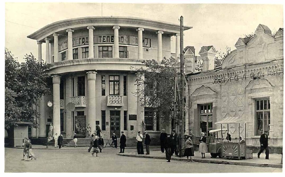 Переносимся на Северный Кавказ. Это Карачаево-Черкесия и её столица, город Черкесск. На фото - местный почтамт.