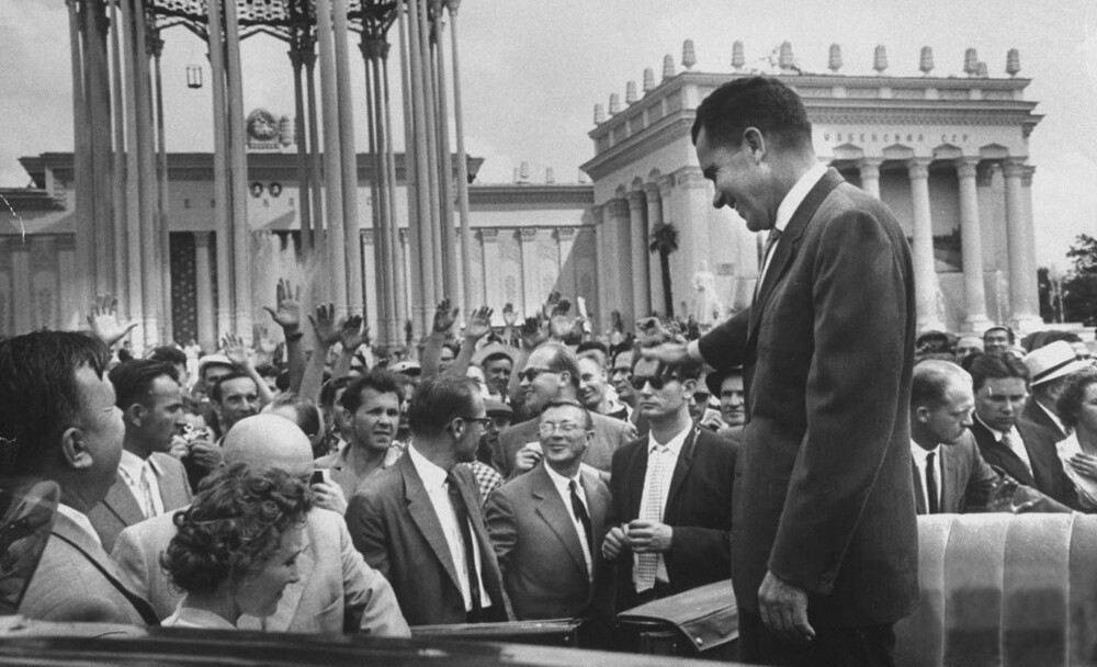 Вице-президент (а в будущем - просто президент) США Ричард Никсон машет людям на ВДНХ в Москве.