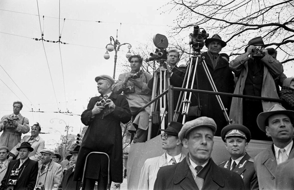 Фотокорреспонденты на первомайской демонстрации в Киеве.