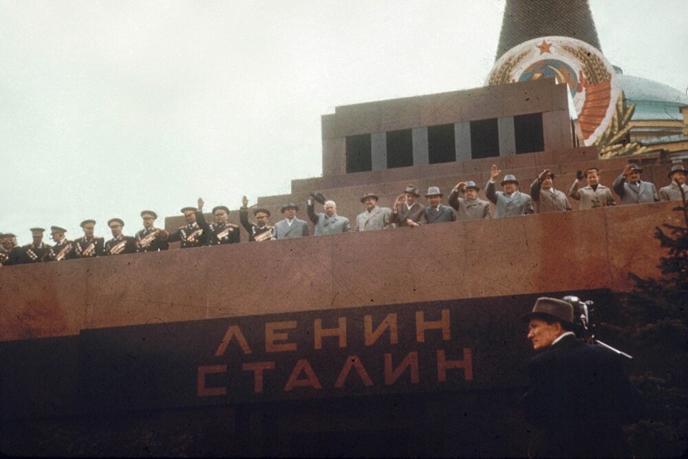 В Мавзолее на Красной площади по-прежнему лежит не только Ленин, но и Сталин. 1960 год.