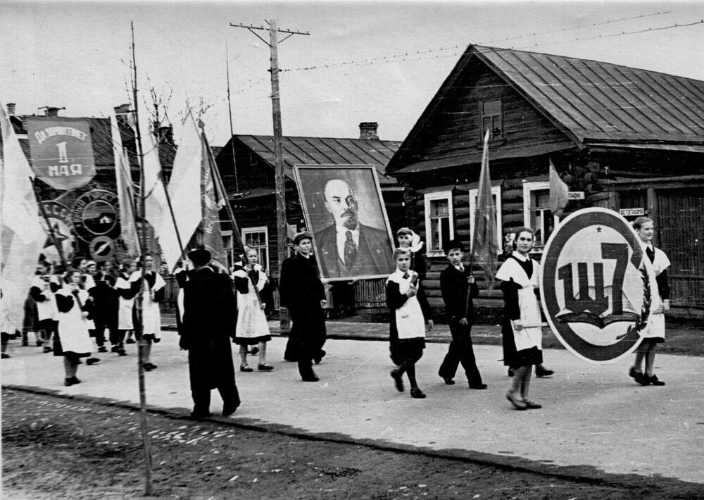 Учащиеся школы №7 на первомайской демонстрации в Вышнем Волочке.