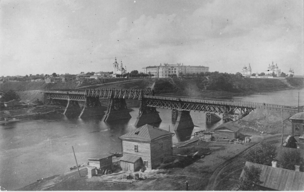 Вид на мост через реку Тура в Тюмени.