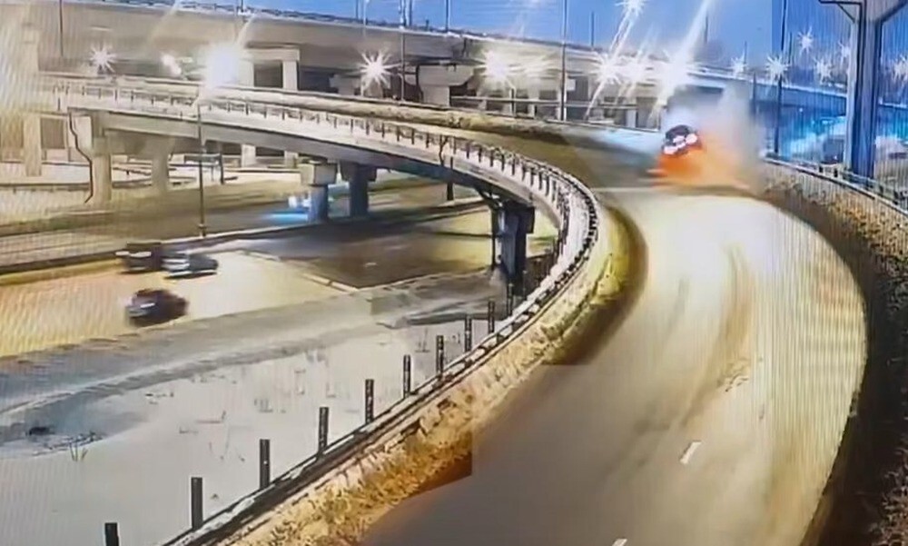Улетел с эстакады МКАДа