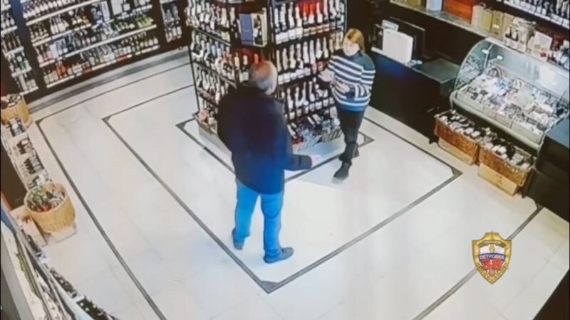 В Москве грабитель с ножом передумал нападать на продавщицу