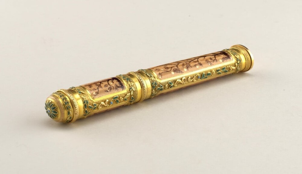 4. Ларец-этюи из золота и эмали, Франция, ок. 1783–1789 гг. Этюи (несессеры) создавались для хранения небольших предметов, таких как швейные, туалетные принадлежности или косметика