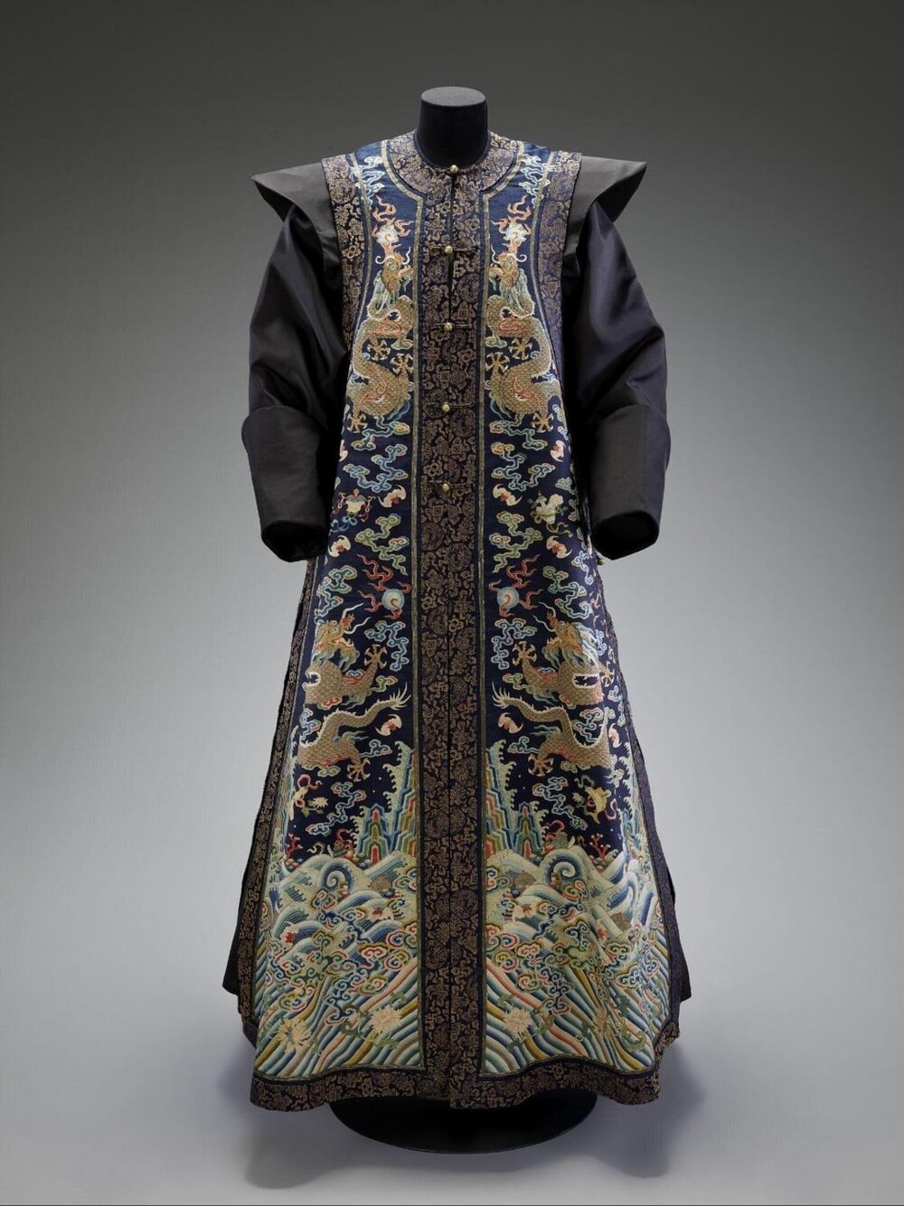 17. Женская накидка (чаогуа) эпохи Цин, Китай, 1750-1755 гг. н.э. Коллекция Музея Виктории и Альберта, Лондон