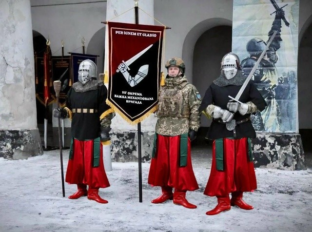 Сколько ни тужься изображать из себя лыцарей, всё равно получается шароварная свинота