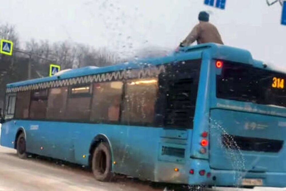 Мужчина «оседлал» автобус на&nbsp;востоке Москвы