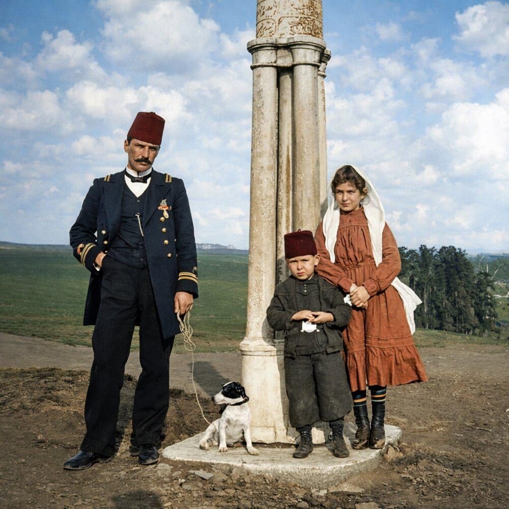 4. Османский офицер с детьми и собакой, Стамбул, 1910-е годы