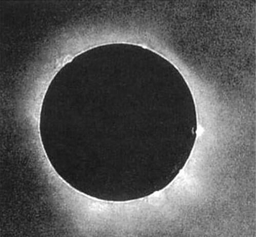 16. Первый в истории фотографический снимок полного солнечного затмения. Автор — Иоганн Юлиус Фридрих Берковский, 28 июля 1851 года
