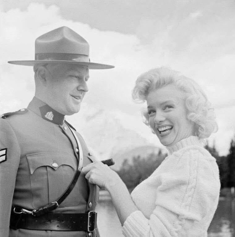 2. Мэрилин Монро и представитель Королевской канадской конной полиции, 1953 год