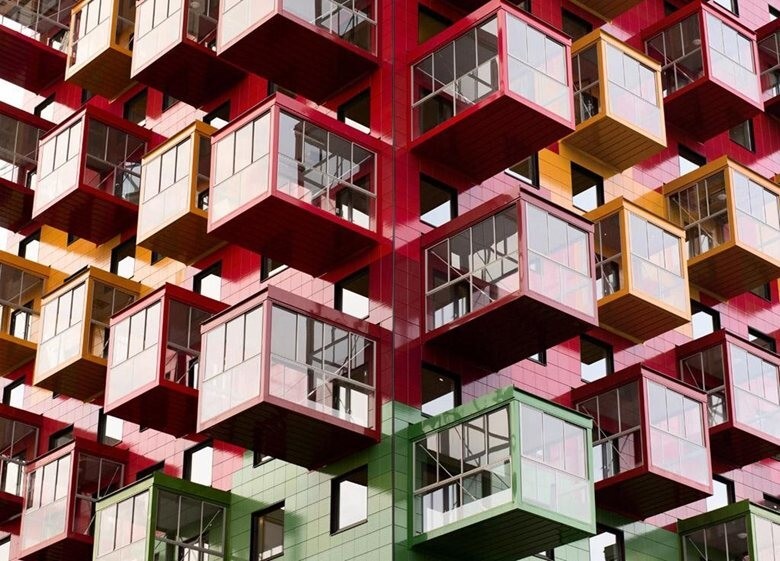 Разноцветная геометрия на серой коробке: шведский дом, который одновременно ненавидят и обожают