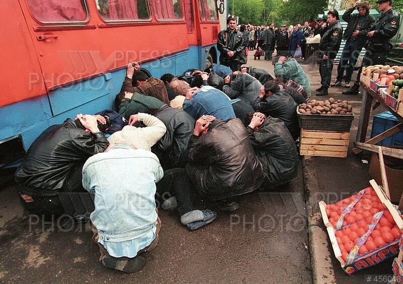 Облава  на торговцев. Бутырский рынок. Москва, 1996 год.