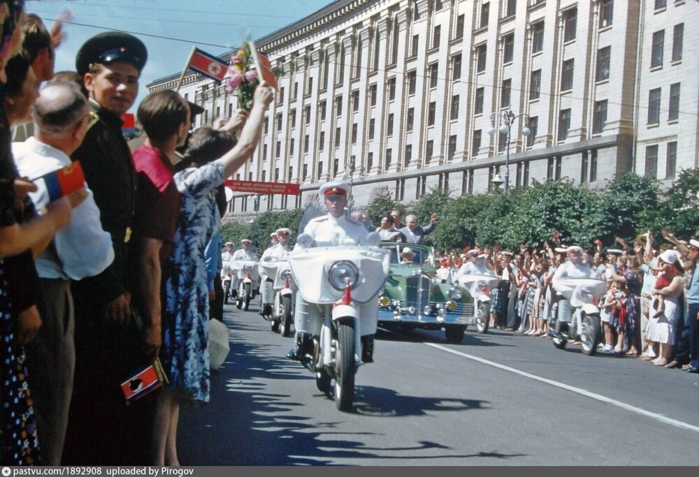 И вновь встреча. Но на этот раз не в Москве, а в Киеве, и не Гагарина, а Ким Ир Сена
