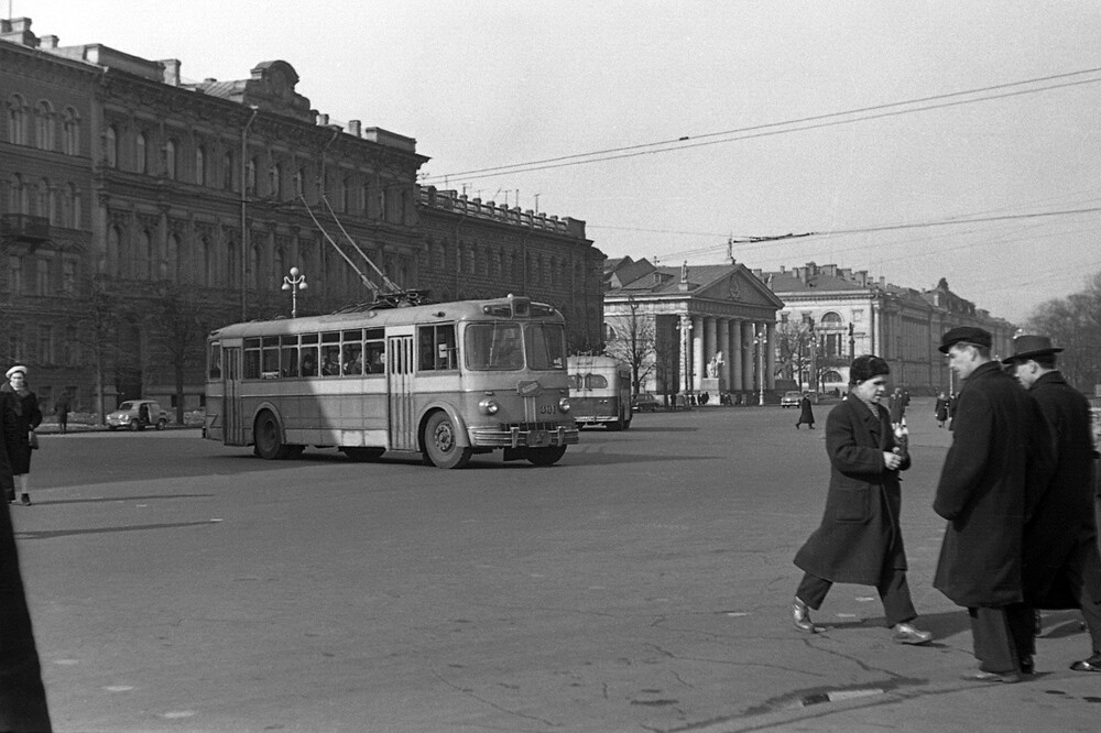 А это - Ленинград. На фото - Исаакиевская площадь и редкий троллейбус Ленинград-1, выпущенный в количестве всего 4 - 5 шт. 