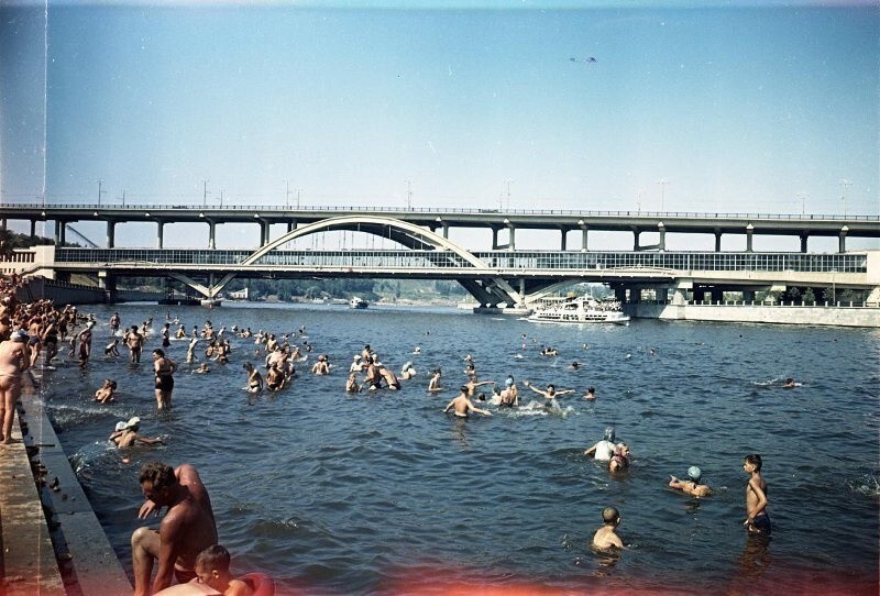 Жаркое лето - 1961. Москвичи купаются в Москве-реке на фоне метромоста.