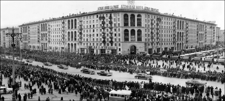 Вот так вот москвичи встречали Юрия Гагарина. На фото - кортеж с космонавтом проезжает перекрёсток Ленинского и Ломоносовского проспектов.