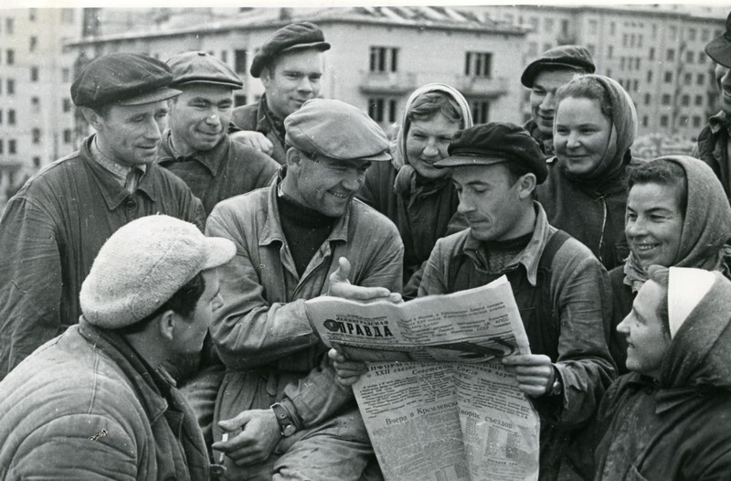 Фотография в оригинале подписана как "Строители треста №20 Главленинградстроя знакомятся с докладом Н.С. Хрущева на XXII съезде КПСС".