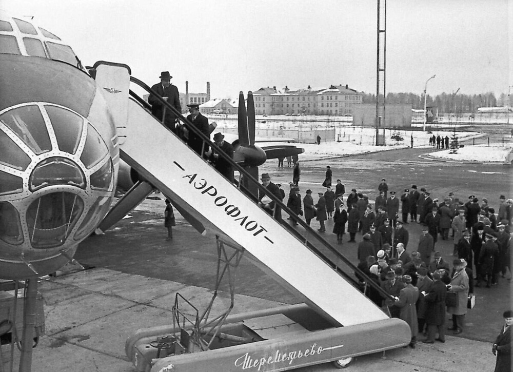 Посадка пассажиров в новенький (выпускался с 1961 года) дальнемагистральный пассажирский самолет ТУ-114 в аэропорту "Шереметьево".