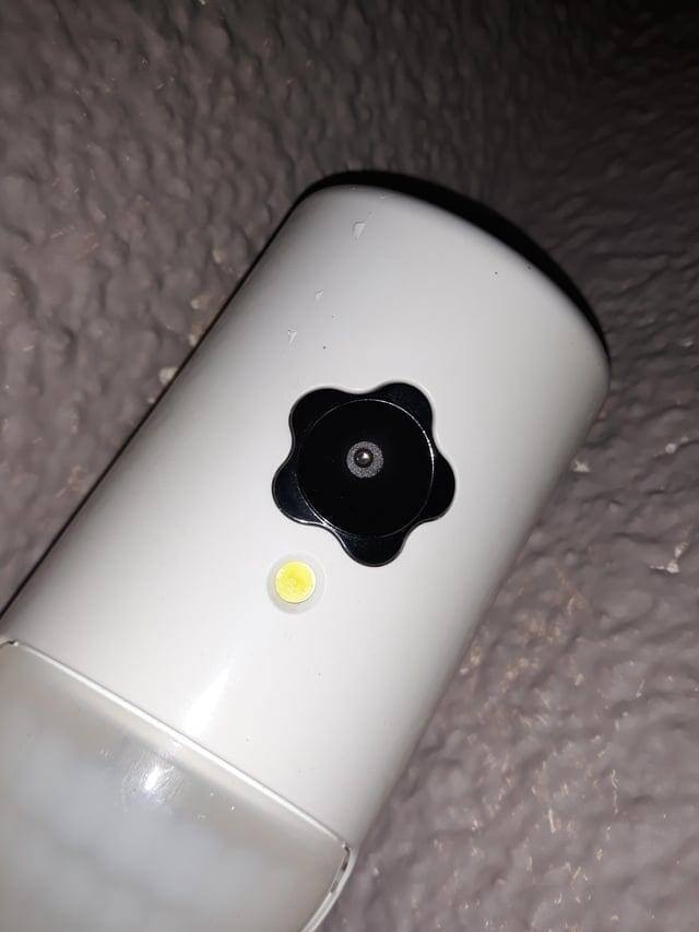 Думал, что это освежитель воздуха. А это оказалась скрытая камера