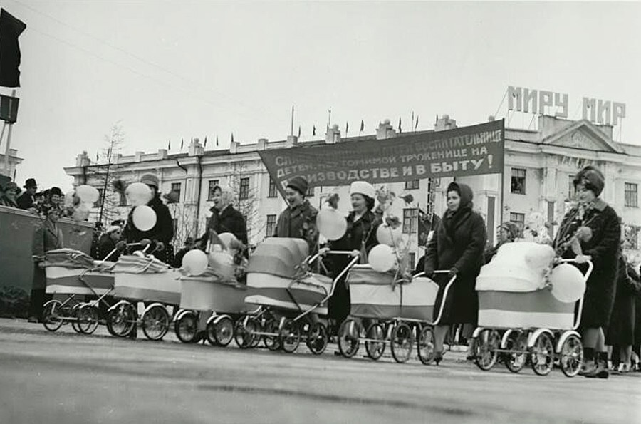 «Слава женщине-матери, воспитательнице детей, неутомимой труженице на производстве и в быту!».  Василий Шумков