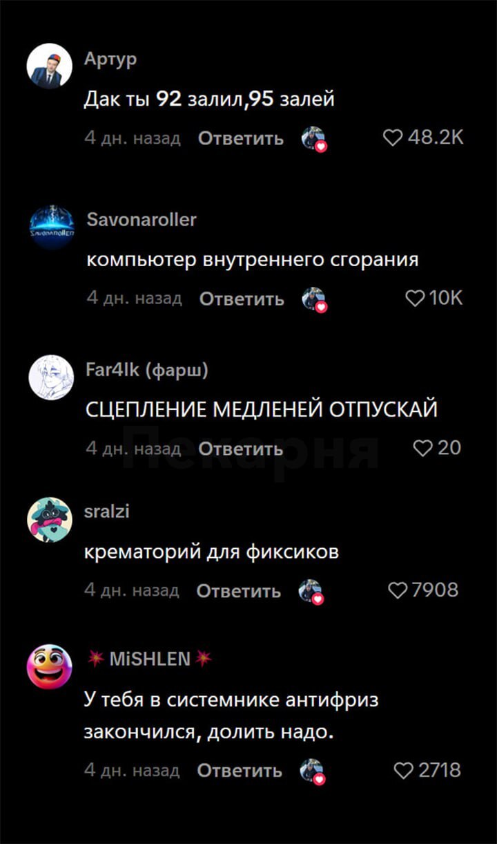 Мальчик пробует включить старый компьютер деда