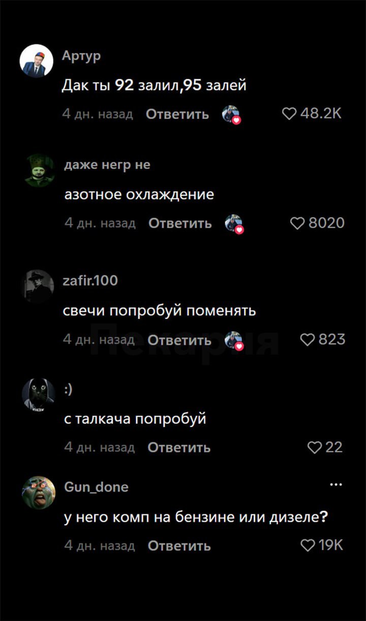 Мальчик пробует включить старый компьютер деда