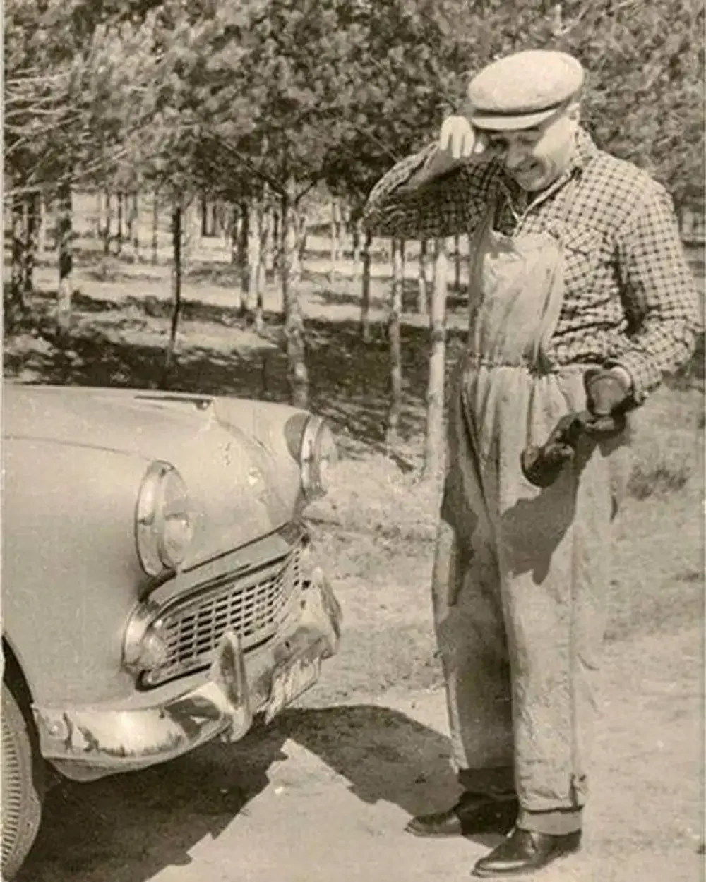 4. Владимир Этуш пытается починить свой Москвич-407. 1950-е годы