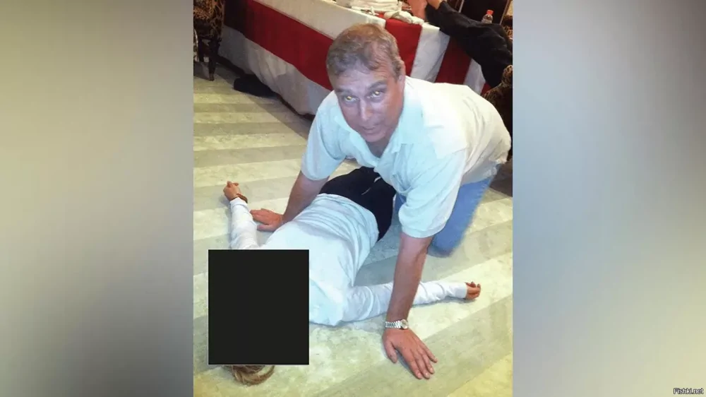 Британская полиция задержала принца Эндрю, который активно заезжал на педофил...