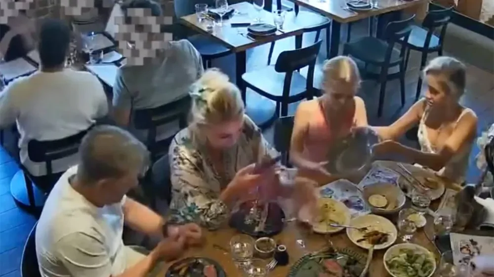 В Сиднее посетитель ресторана посыпал собственные волосы на еду, чтобы не платить счёт