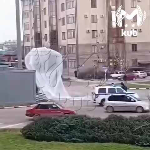 В Армавире упал метеозонд 