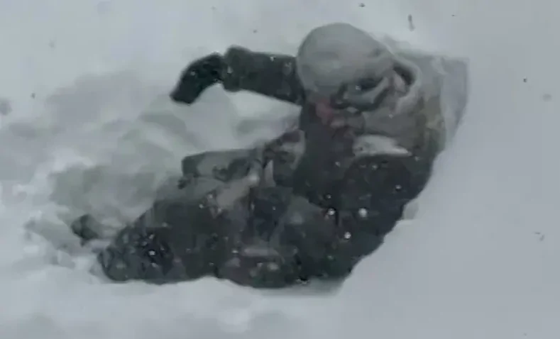 Ни метель, ни сугробы: пенсионерка откопала лавочку и продолжила «дежурство» во дворе