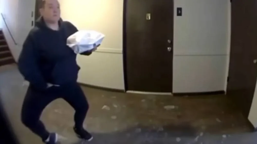 Курьер попался на непристойном поступке прямо перед доставкой еды