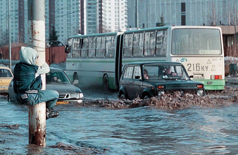 Потоп в Москве на улице Миклухо-Маклая. 1999