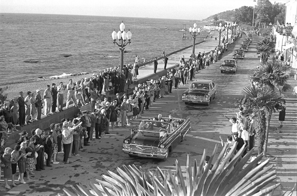 Кортеж президента Индии на набережной Ялты в сентябре 1964 года.