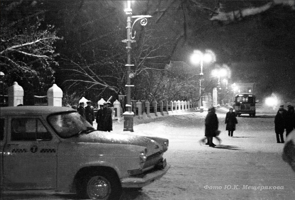 Уютный Вольск в Саратовской области. Площадь 10-летия Октября ночью