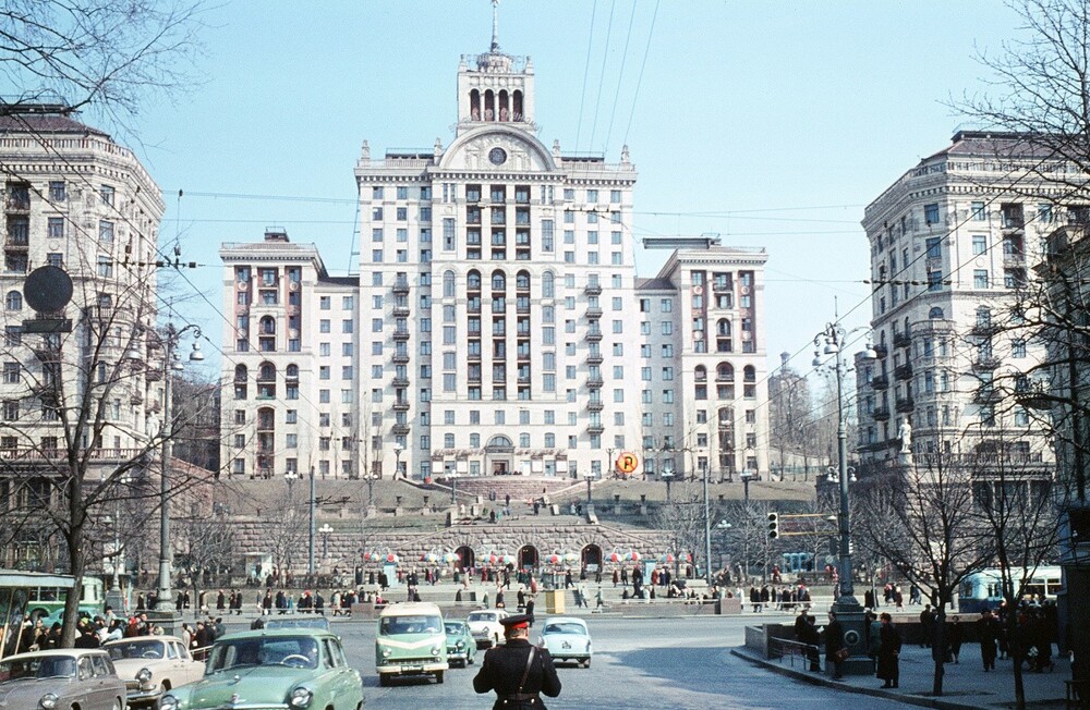 Вид на киевский Крещатик с улицы Ленина