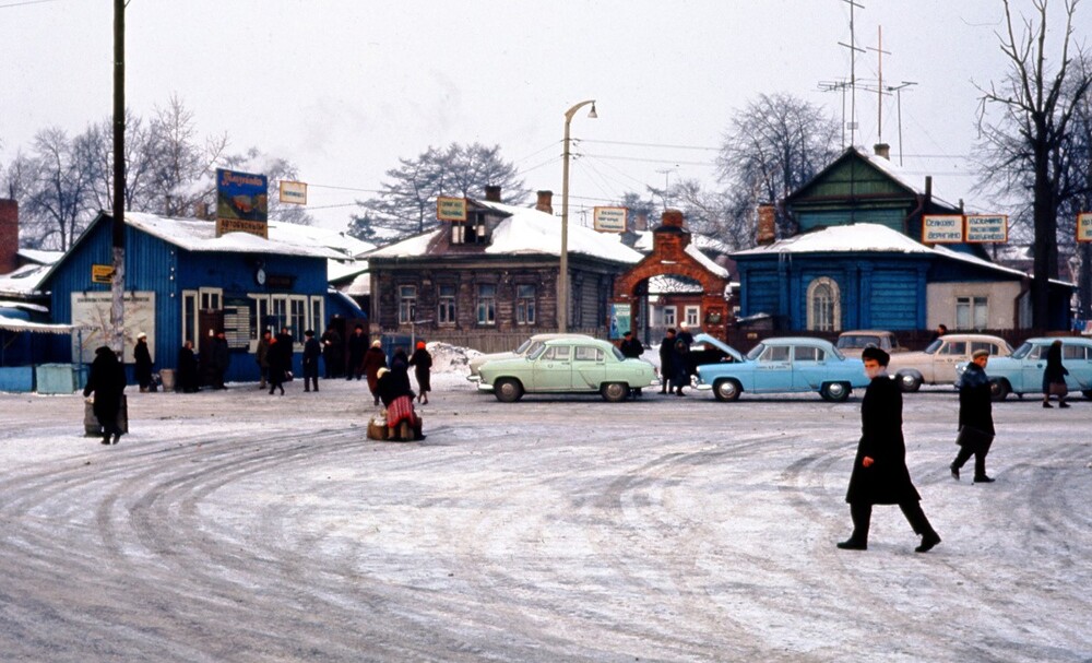 Привокзальная площадь в подмосковном Загорске (ныне - Сергиев Посад).