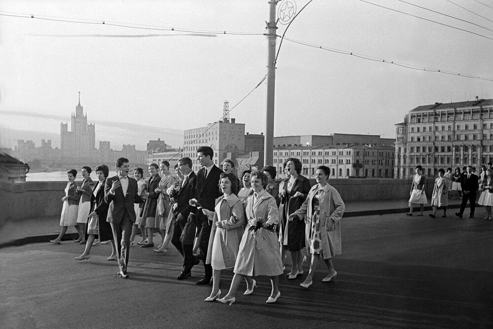 Выпускники московских школ встречают рассвет на Большом Москворецком мосту