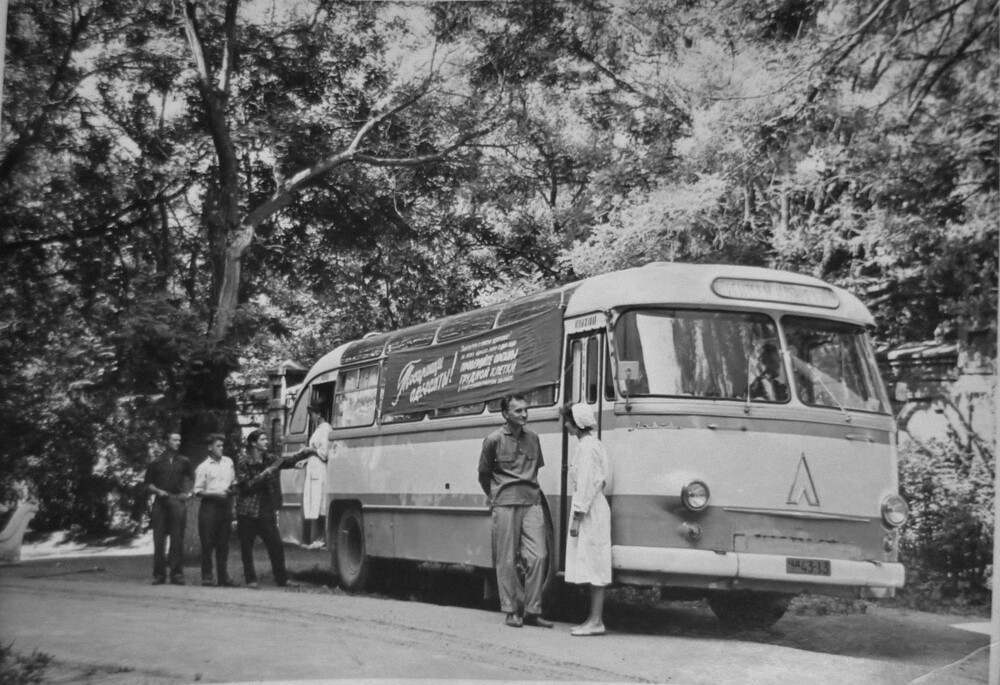 Рентген кабинет прямо в автобусе ЛАЗ-695Б. Фото сделано в Одессе.