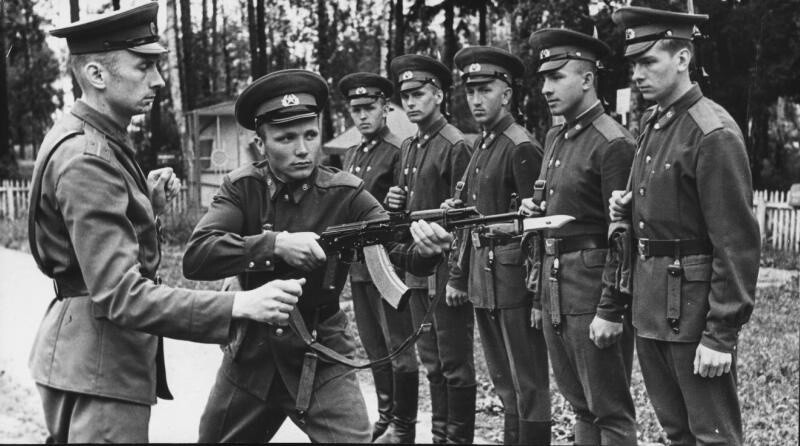 Лейтенант А. Русаков проводит занятия  с рядовым  Ю. Черваткиным. 1980-е. Автор: Г. Сауров.
