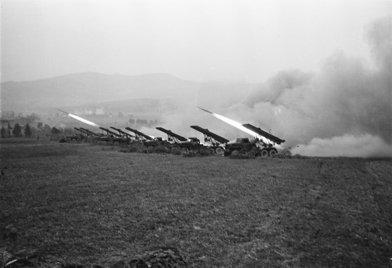 Залп  "Катюши". 1944 год. Автор: Аркадий Шайхет.