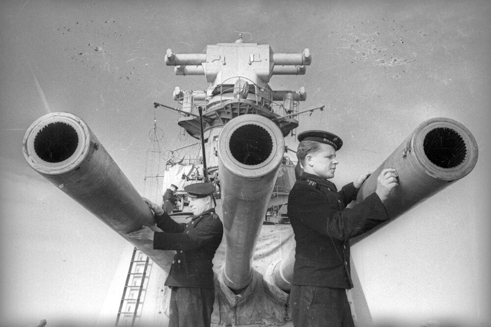 Главный калибр крейсера «Молотов». 1943–1944 годы. Автор: Евгений Халдей.